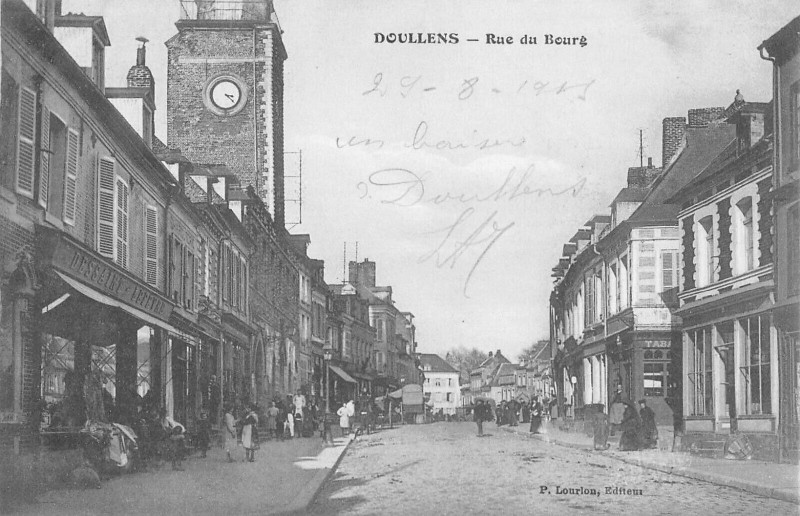 Carte postale ancienne Doullens Rue Du Bourg à Doullens