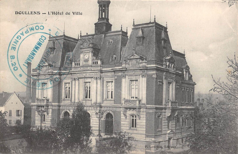 Carte postale ancienne Doullens Hotel De Ville à Doullens