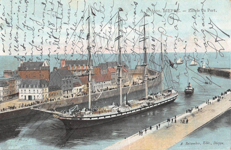 Carte postale ancienne Dieppe Entree Du Port à Dieppe