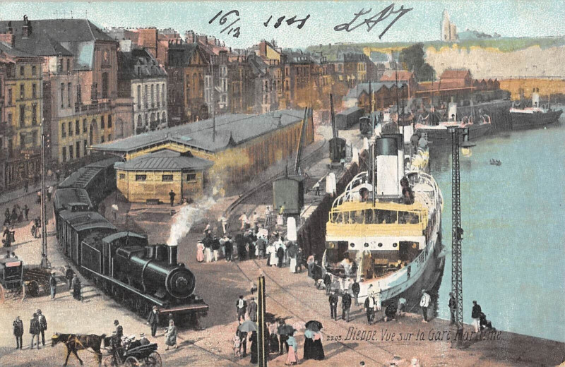 Carte postale ancienne Dieppe Vue Sur La Gare Maritime à Dieppe