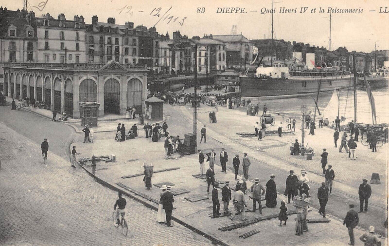 Carte postale ancienne Dieppe Quai Henri Iv Et Poiissonnerie à Dieppe