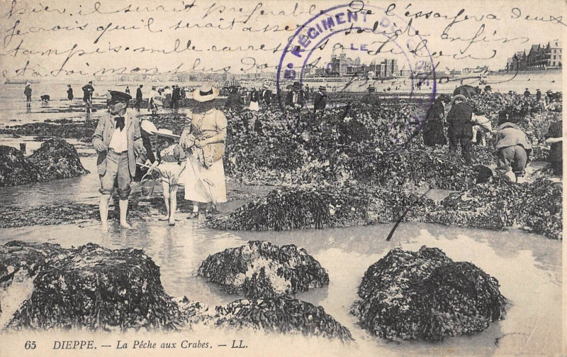 Carte postale ancienne Dieppe La Peche Aux Crabes à Dieppe
