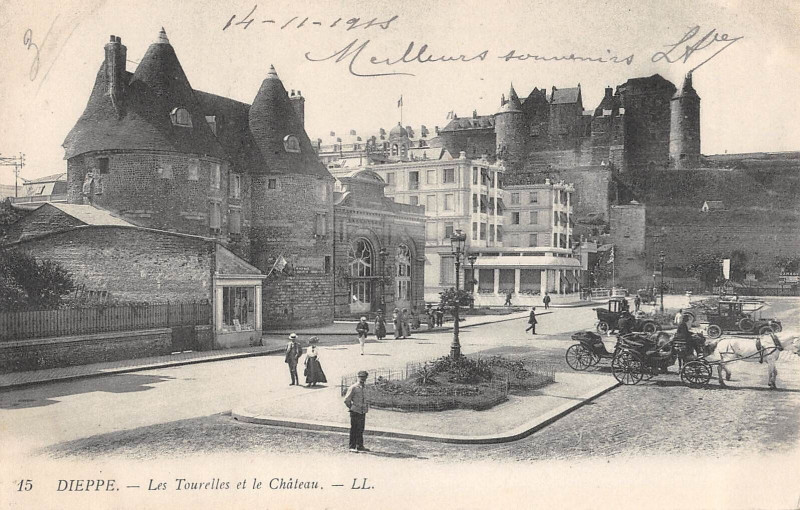 Carte postale ancienne Dieppe Les Tourelles Et Le Chateau à Dieppe