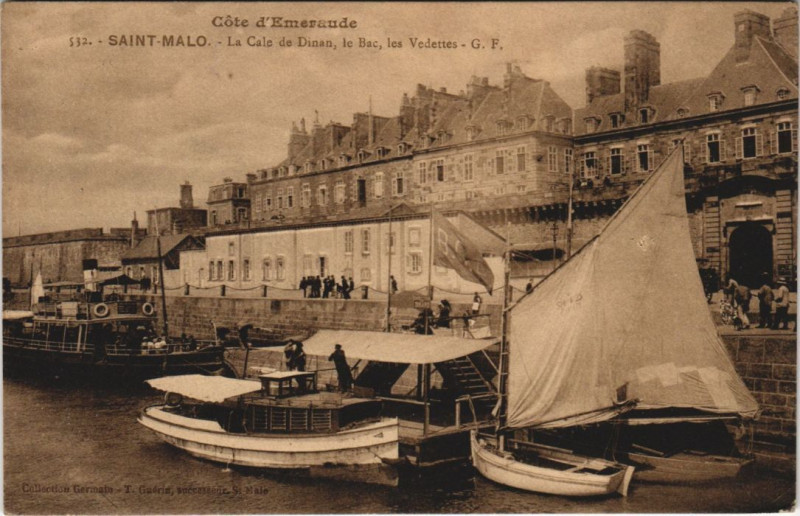 Carte postale ancienne Saint-Malo La Cale de Dinan - Le Bac - Les Vedettes à Saint-Malo