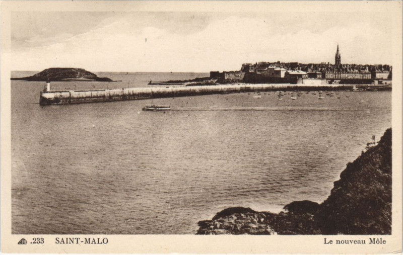 Carte postale ancienne Saint-Malo Le Nouveau Mole à Saint-Malo