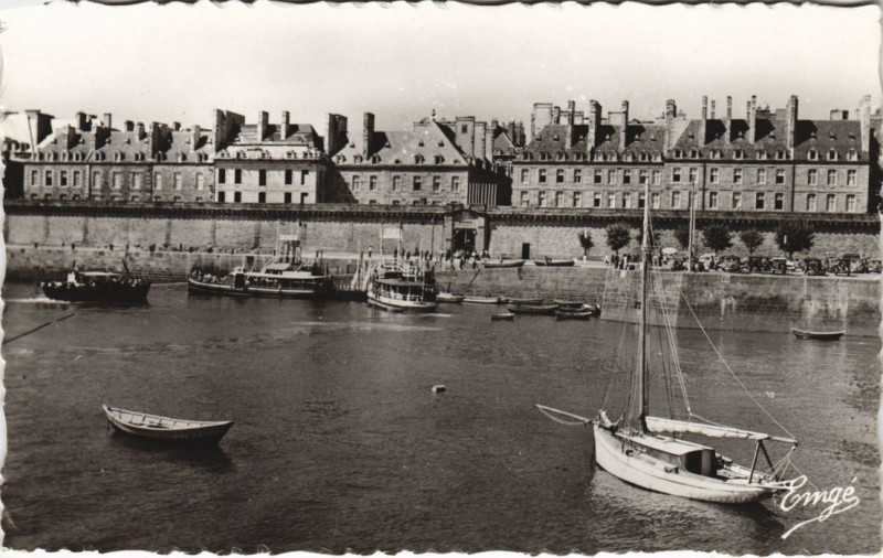 Carte postale ancienne Saint-Malo Les Remparts à Saint-Malo