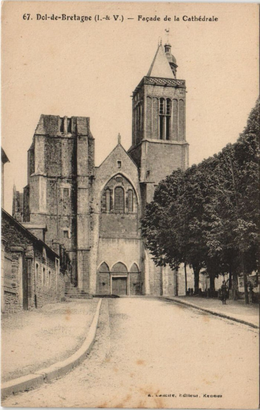 Carte postale ancienne Dol-de-Bretagne Facade de la Cathedrale à Dol-de-Bretagne