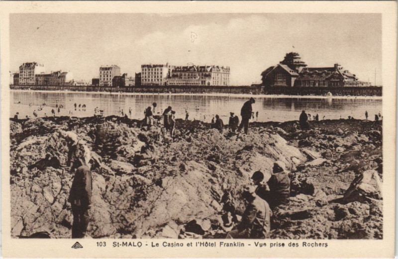 Carte postale ancienne Saint-Malo Le Casino et l'Hotel Franklin - Vue prise des Rochers à Saint-Malo