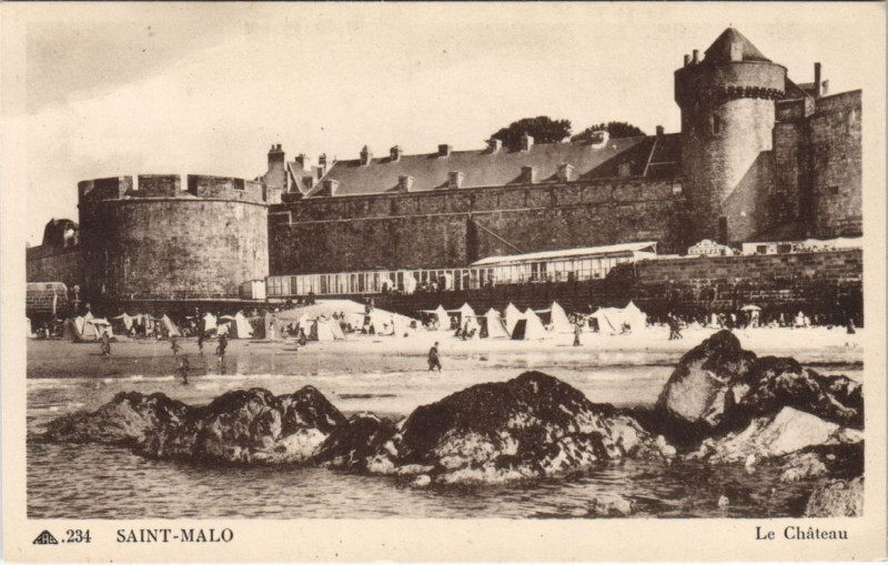 Carte postale ancienne Saint-Malo Le Chateau à Saint-Malo