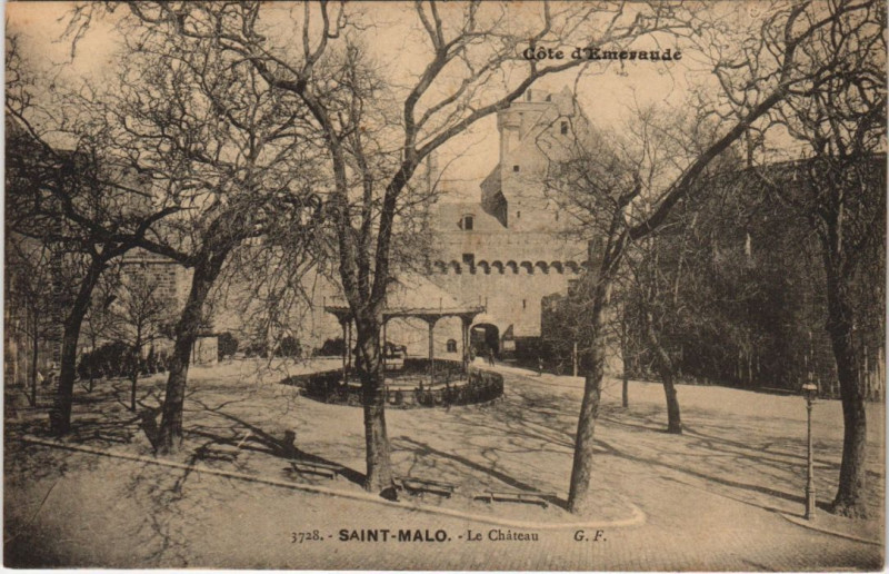 Carte postale ancienne Saint-Malo Le Chateau à Saint-Malo