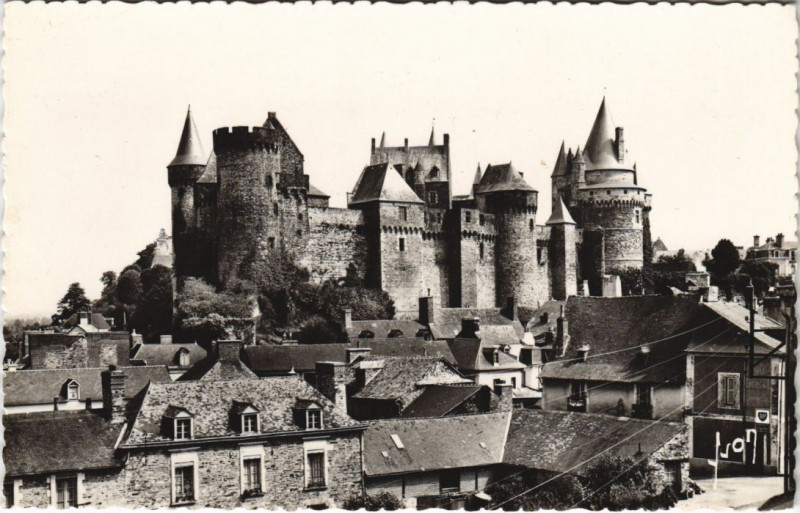 Carte postale ancienne Vitre Le Chateau - Vu de la Route de Rennes à Rennes