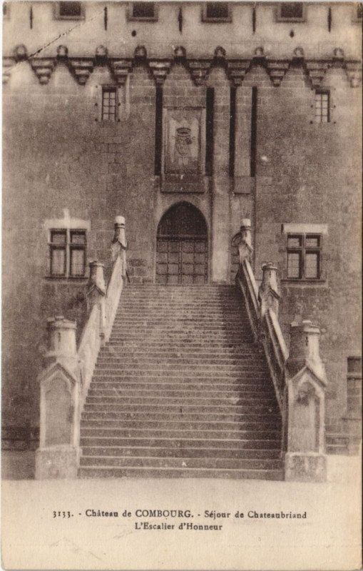 Carte postale ancienne Combourg Chateau - L'Escalier d'Honneur à Combourg