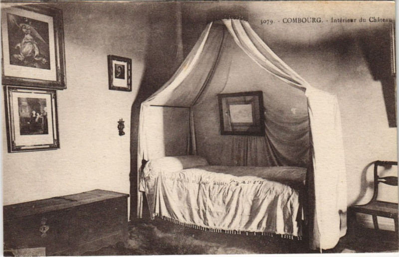Carte postale ancienne Combourg Interieur du Chateau à Combourg
