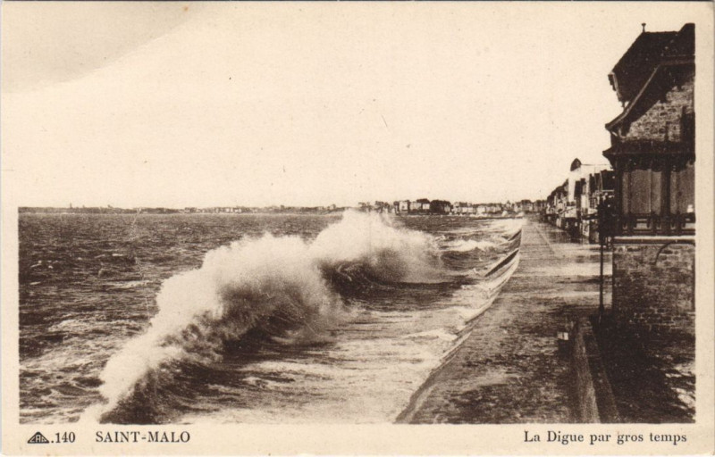 Carte postale ancienne Saint-Malo La Digue par Gros Temps à Saint-Malo