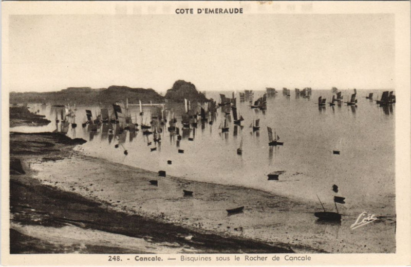 Carte postale ancienne Cancale Bisquines sous le Rocher de Cancale à Cancale