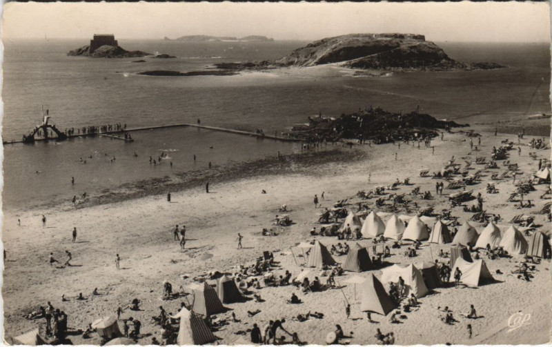 Carte postale ancienne Saint-Malo La Plage de Bonsecours et la Piscine à Saint-Malo