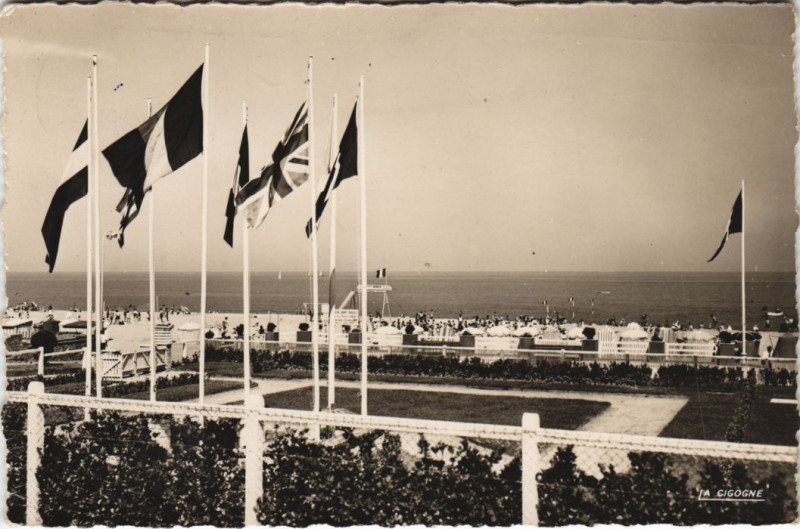Carte postale ancienne Houlgate un apercu de l'arrivee a la plage à Houlgate