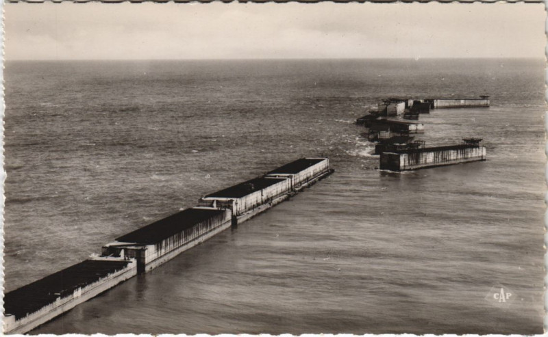 Carte postale ancienne Arromanches Port de la Liberation