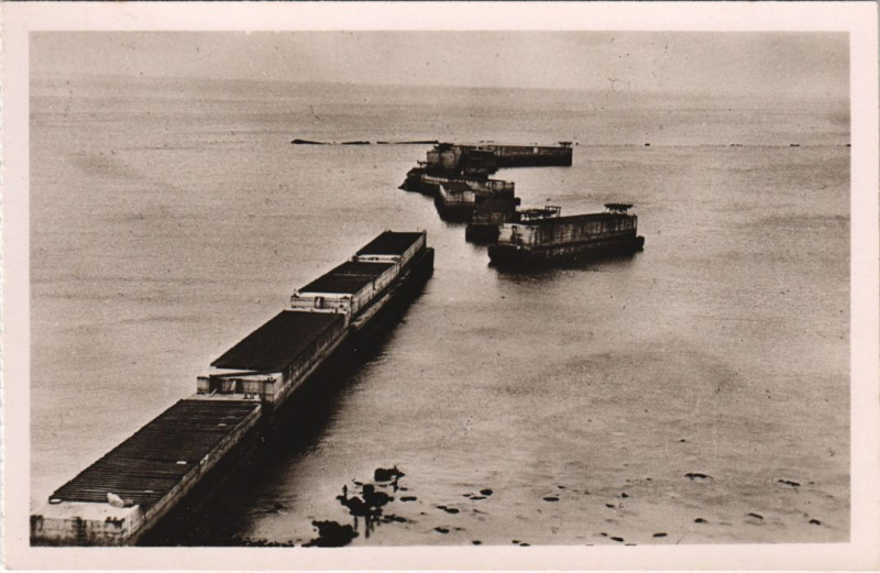 Carte postale ancienne Arromanches Caissons du Port artificiel