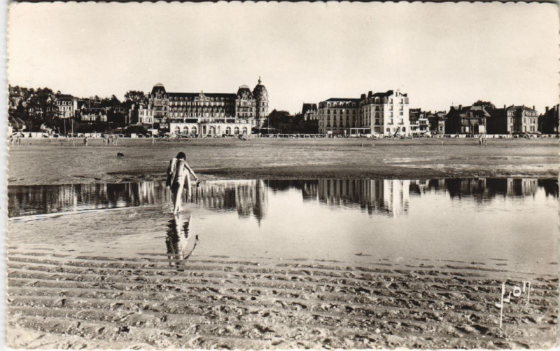 Carte postale ancienne Houlgate La Plage a Maree basse à Houlgate