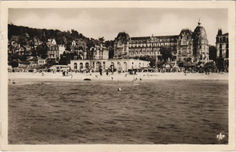 Carte postale ancienne Houlgate La Plage a maree haute à Houlgate