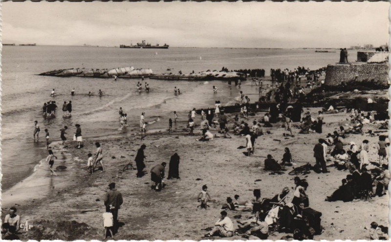Carte postale ancienne Arromanches Port de la Liberation , la Plage