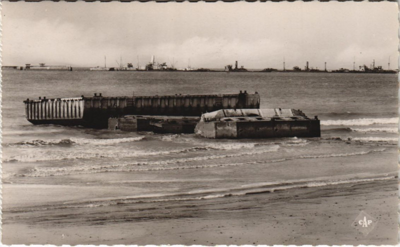 Carte postale ancienne Arromanches Port de la Liberation