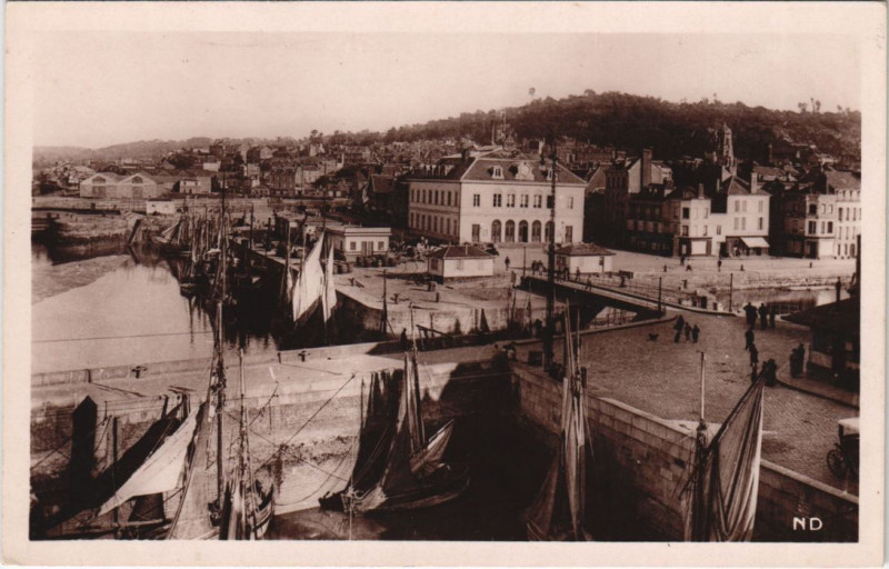 Carte postale ancienne Honfleur Le Port et la Cote Saint-Leonard à Honfleur
