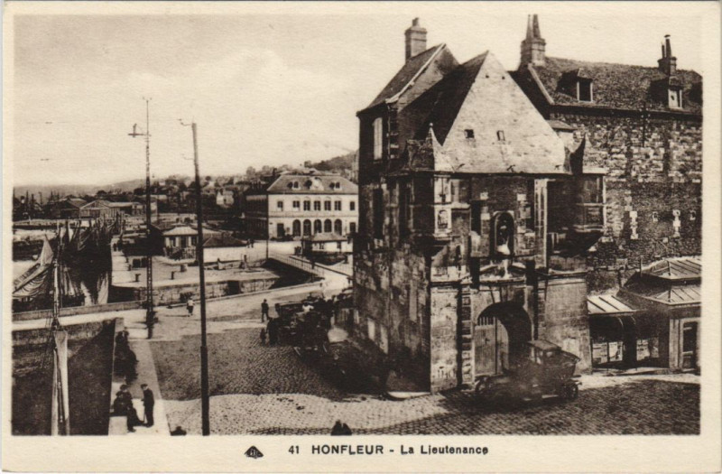 Carte postale ancienne Honfleur La Lieutenance à Honfleur