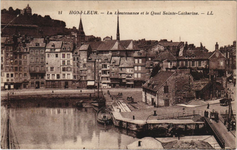 Carte postale ancienne Honfleur La Lieutenance , Quai Sainte-Catherine à Honfleur