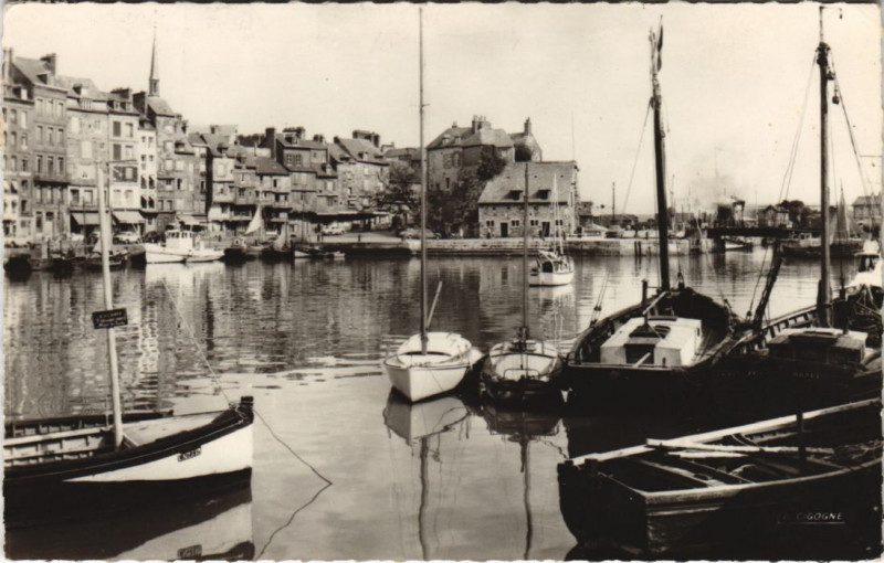 Carte postale ancienne Honfleur Les bateaux de peche à Honfleur