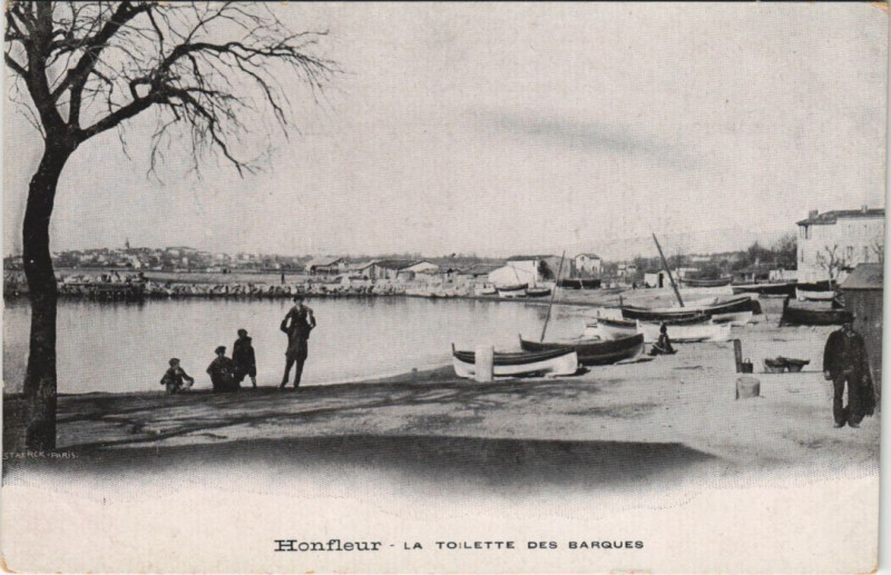 Carte postale ancienne Honfleur la toilette des barques à Honfleur