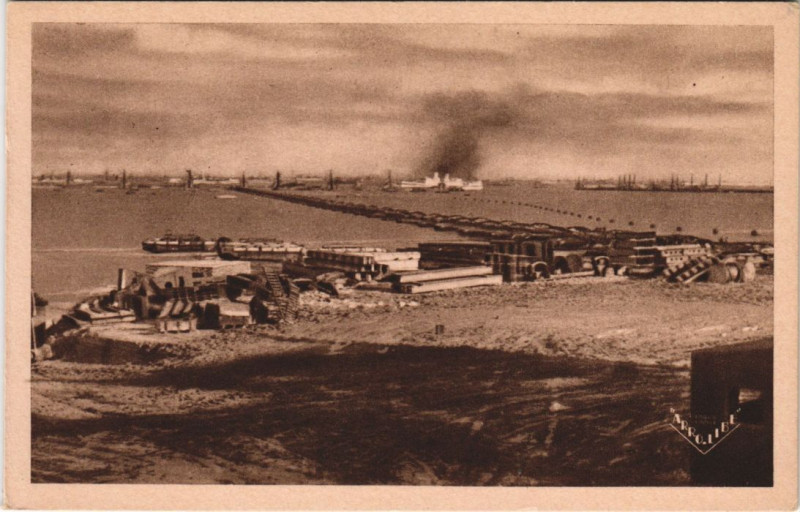 Carte postale ancienne Arromanches La jetee Est et le port