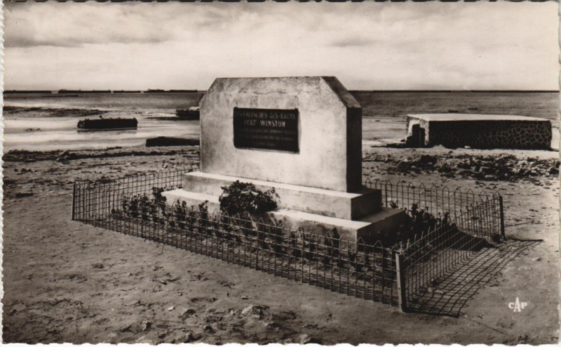 Carte postale ancienne Arromanches Port de la Liberation, Monument Temporary Memorial