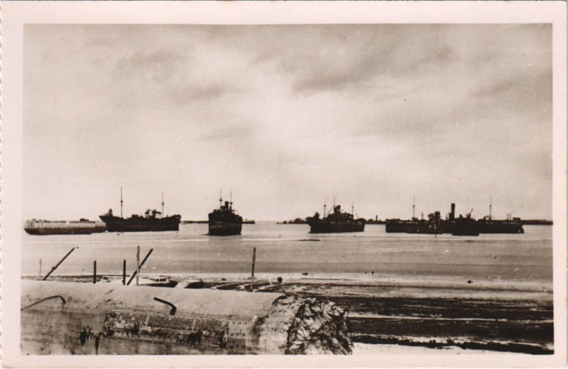 Carte postale ancienne Arromanches Port Winston , Breche dans le Mur de la Forteresse