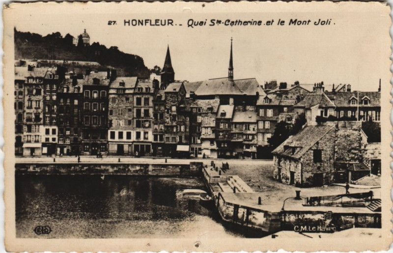 Carte postale ancienne Honfleur Quai Sainte-Catherine et le Mont Joli à Honfleur