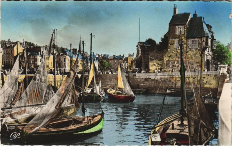 Carte postale ancienne Honfleur Le Port de la Lieutenance à Honfleur