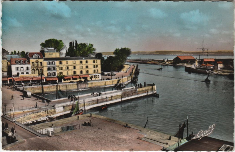 Carte postale ancienne Honfleur Avant Port à Honfleur