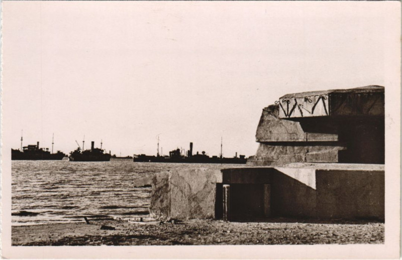 Carte postale ancienne Arromanches Port Winston , Les Bateaux de debarquement