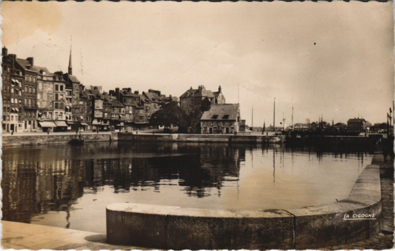 Carte postale ancienne Honfleur Le bassin en pleine eau à Honfleur