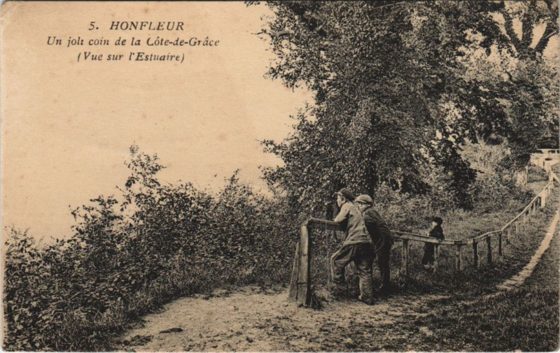 Carte postale ancienne Honfleur Un joli coin de la Cote de Grace à Honfleur
