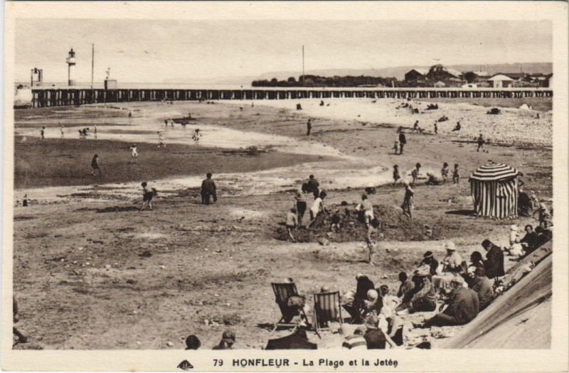 Carte postale ancienne Honfleur La Plage et la Jetee à Honfleur