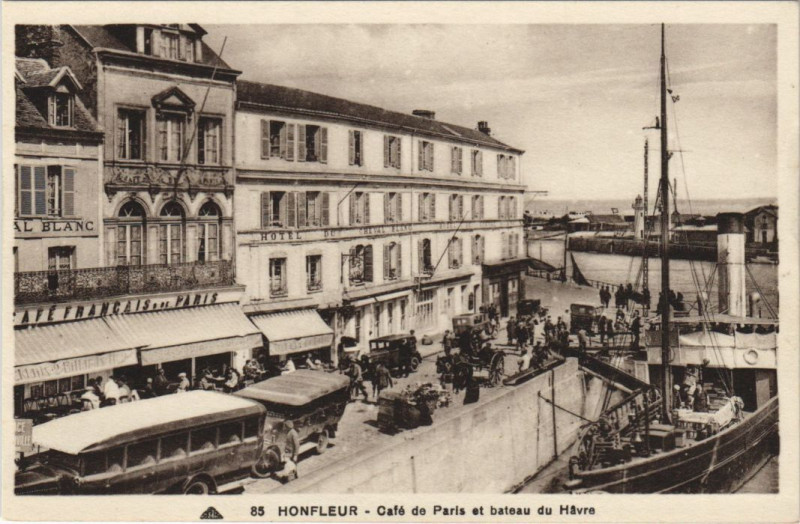 Carte postale ancienne Honfleur Cafe de Paris et bateau du Havre à Honfleur