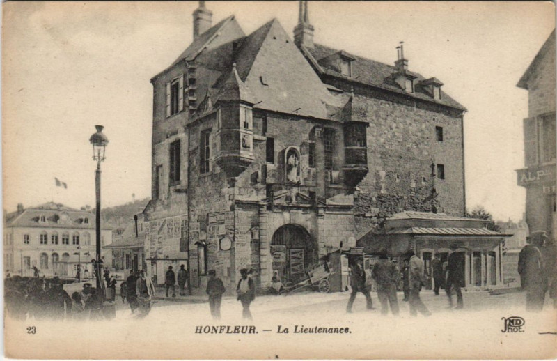 Carte postale ancienne Honfleur La Lieutenance à Honfleur