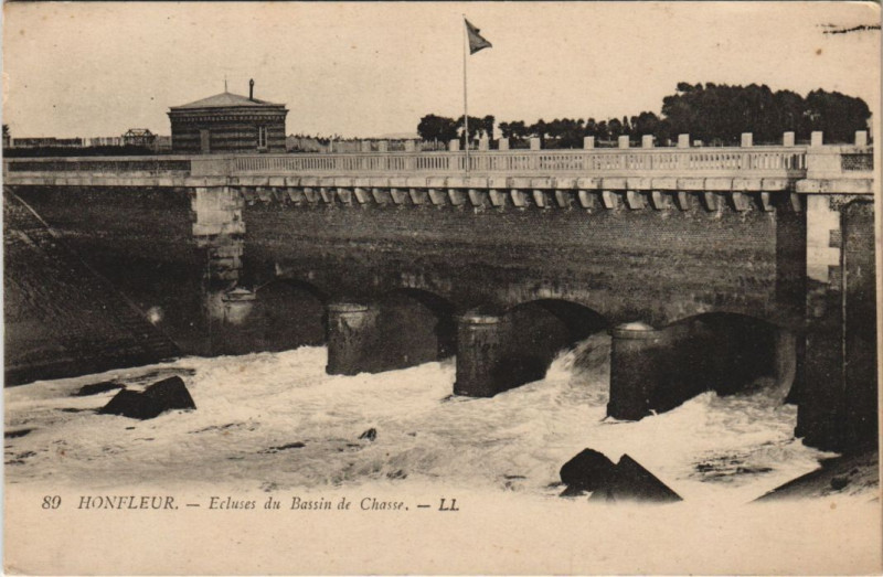 Carte postale ancienne Honfleur Ecluses du Bassin de Chasse à Honfleur