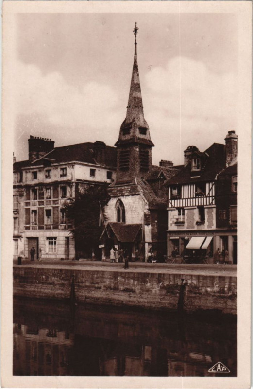 Carte postale ancienne Honfleur Les quais et le Musee à Honfleur