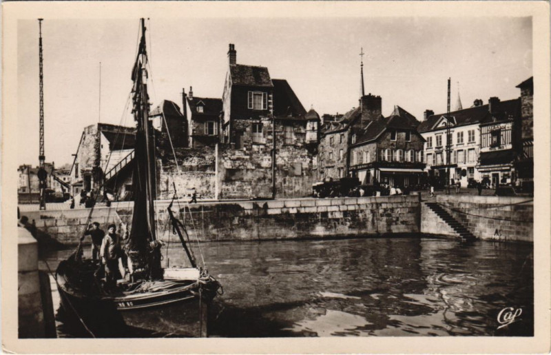 Carte postale ancienne Honfleur La Lieutenance à Honfleur