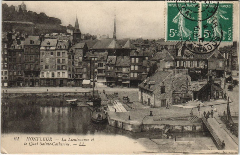 Carte postale ancienne Honfleur La Lieutenance et Quai Sainte-Catherine à Honfleur
