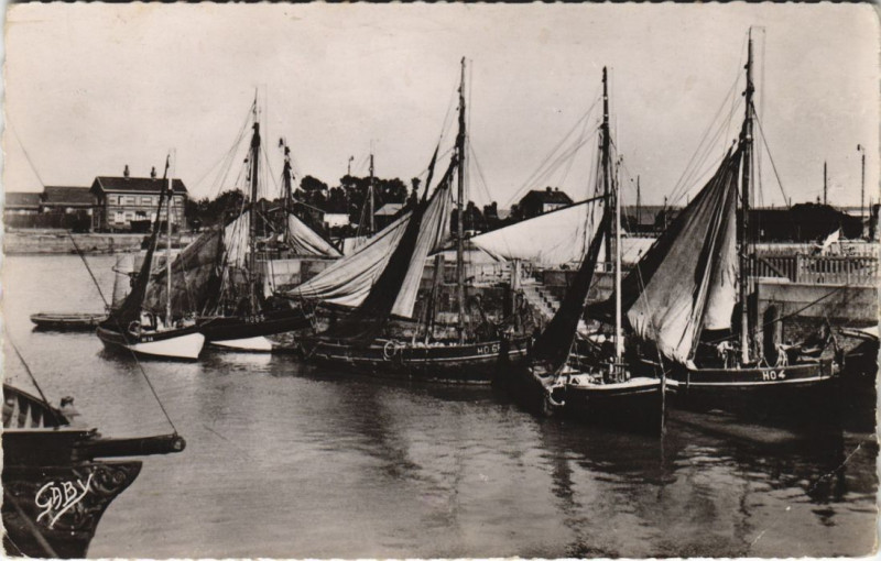 Carte postale ancienne Honfleur Barques de pechhe au Port à Honfleur
