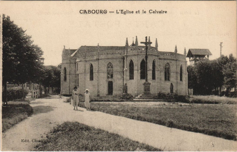 Carte postale ancienne Cabourg Eglise et le Calvaire à Cabourg